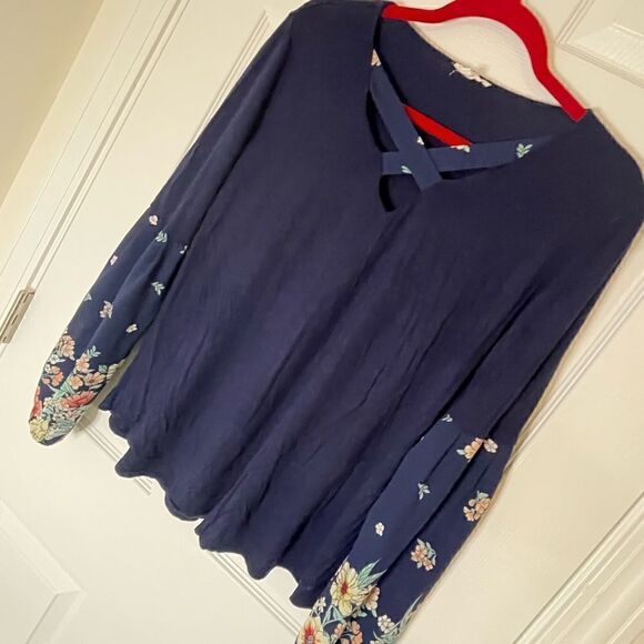 Maurice’s Blue bell sleeve medium floral - Picture 1 of 8